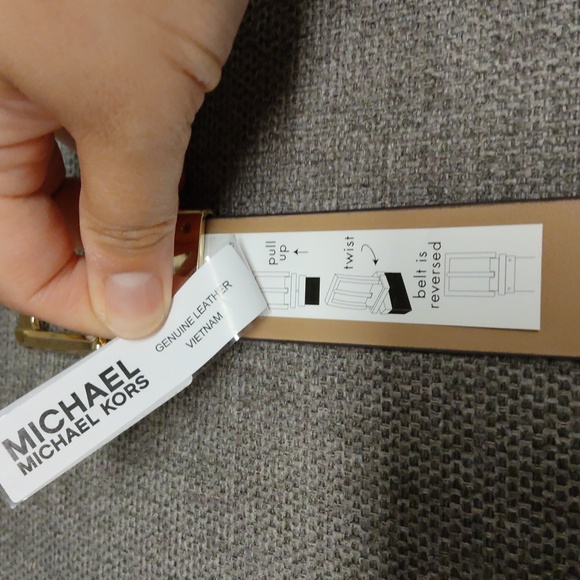 [New] MK Michael Kors Belt Twist Reversible Belt - Picture 5 of 6